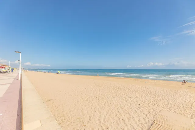 LUMINOSO APARTAMENTO CON VISTAS AL MAR A LA PLAYA DE DAIMÚS. — 22
