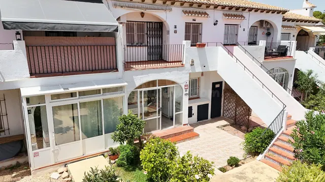 Bungalow en planta baja con licencia turística, piscina y garaje – ¡ideal para inversión! — 2