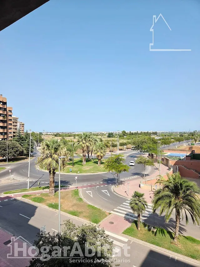 MUY AMPLIO Y EXTERIOR EN RESIDENCIAL CON GARAJE, TERRAZA Y PISCINA — 12