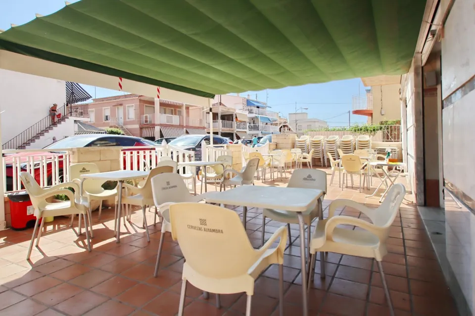 Local con terraza enorme, donde se encuentra 3 negocios en Santa Pola!!!