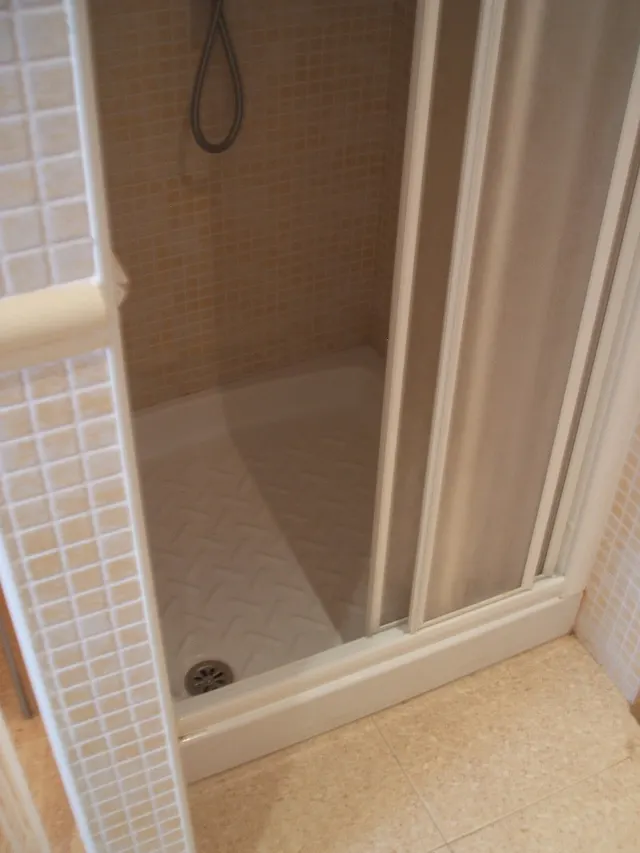 PISO AMUEBLADO DE DOS DORMITORIOS EN PLANTA BAJA, CON AMPLIO SALÓN, COCINA INDEPENDIENTE Y PATIO. CALEFACCIÓN DE GAS INDIVIDUAL, AIRE ACONDICIONADO, ARMARIOS EMPOTRADO. — 10
