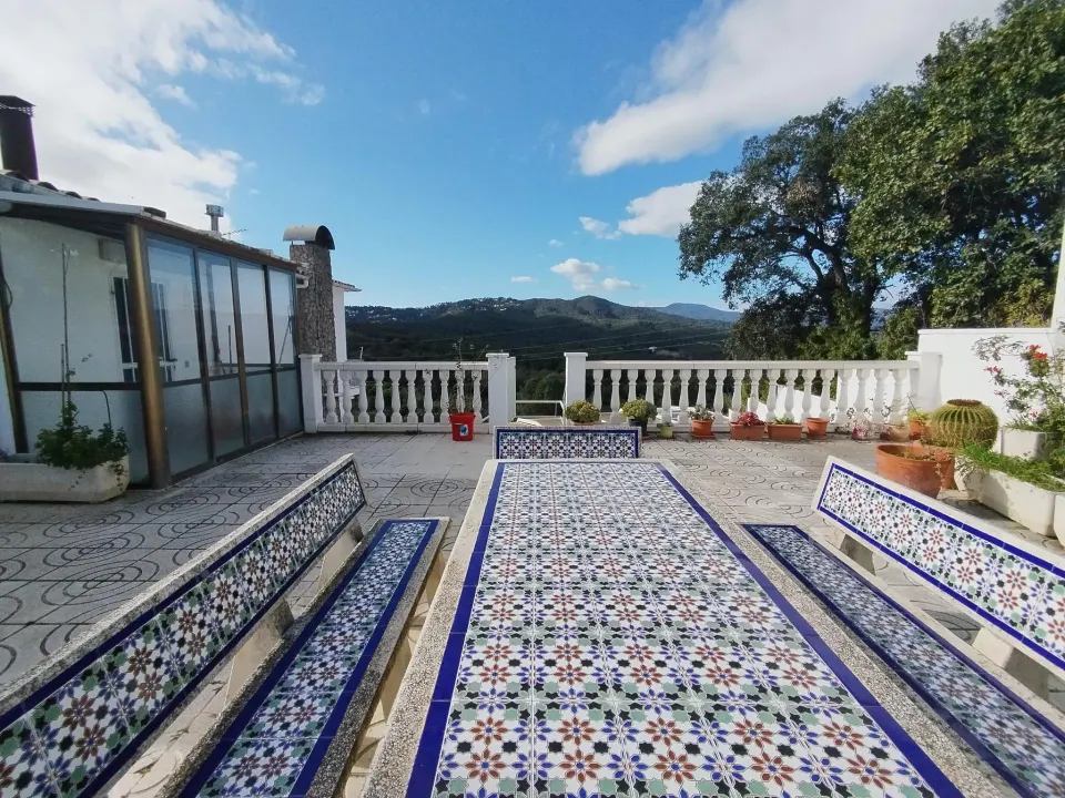 GRAN CASA A CUATRO VIENTOS A LA ENTRADA DE MAS CARBO