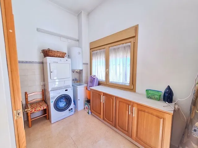 Gran casa familiar en el centro de Pinoso con garaje excepcional y posibilidades para crear tu propio negocio — 46