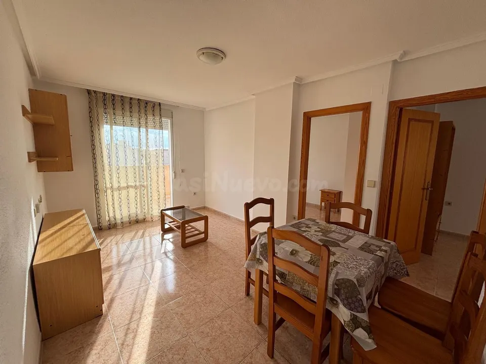 Ático de 2 dormitorios y 2 baños con piscina y parking a 550 metros del mar