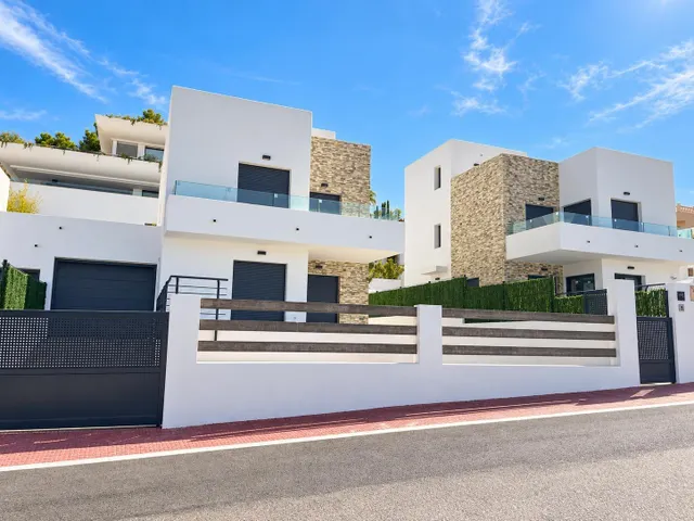 Chalet independiente de 4 dormitirios con piscina y garaje — 23
