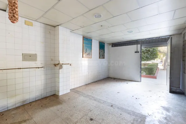 ⭐ LOCAL EN ESQUINA EN GRANADA CAPITAL – CREA TU PROPIO PROYECTO DESDE CERO — 4
