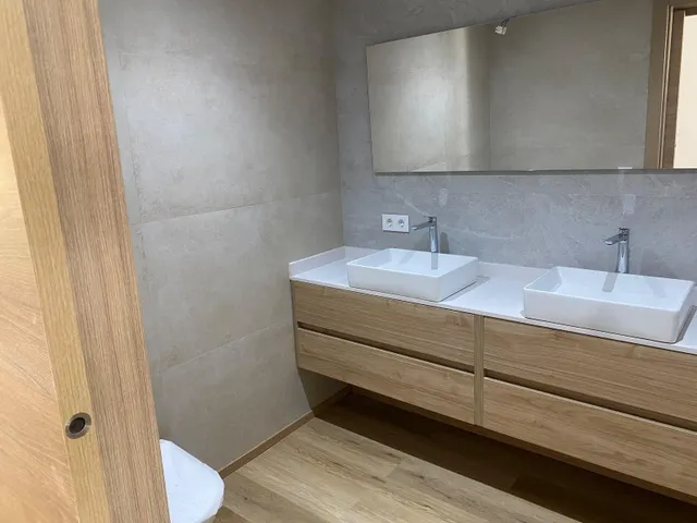 Exclusiva casa de pueblo completamente rehabilitada con piscina interior, terraza y parking en el centro de el Vendrell — 23