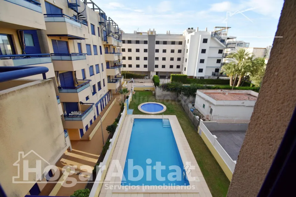 Playa a escasos 100 metros en este luminoso apartamento con terraza y piscina