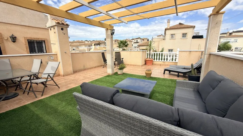 Adosado de 2 dormitorios y 1 baño en villamartín (orihuela costa)