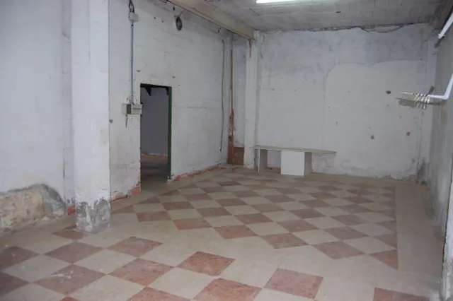 LOCAL DE 100M2 PARA REFORMAR, EN ZONA FERIA . — 3