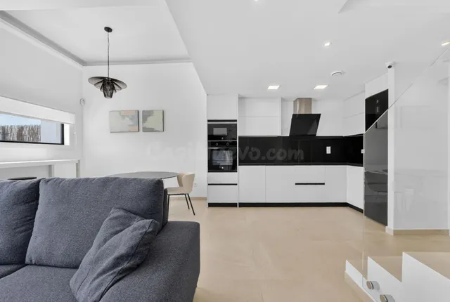 Moderna Vivienda Familiar con Piscina Privada en Excelente Ubicación — 2