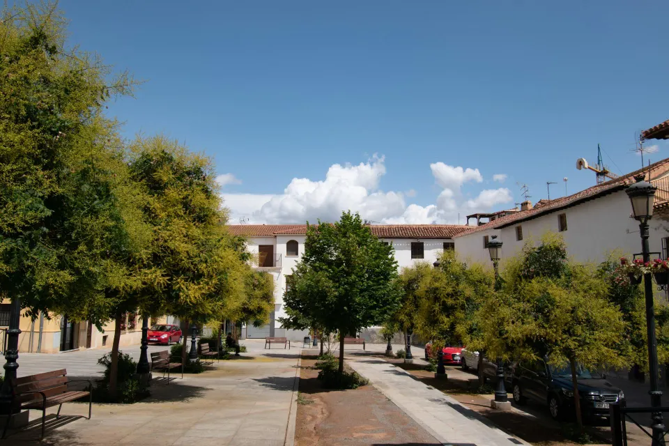 Casa de grandes dimensiones ubicada en la calle Duende, cerca de la Plaza del Conde Luque.