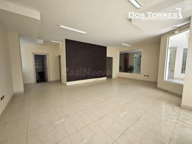 $us 65.000 Amplio local comercial en planta baja, final Juní - foto 2
