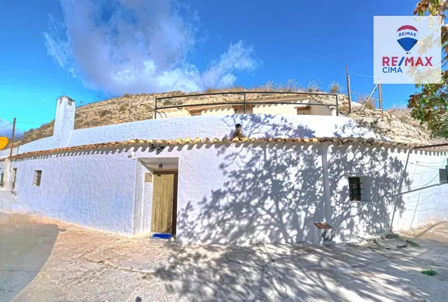 SE VENDE BONITA CUEVA EN UNA DE LAS MEJORES ZONAS DE GALERA  - foto 2