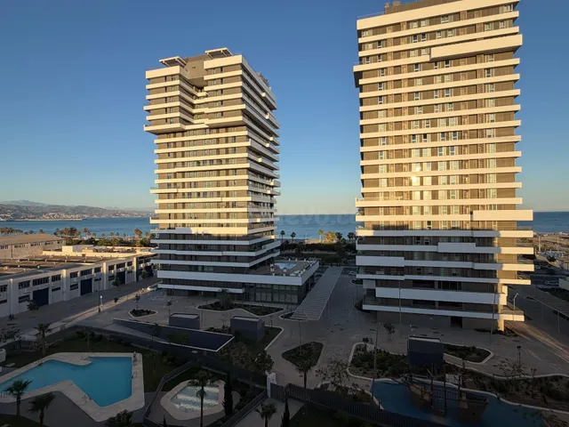 Exclusivo Ático Frente al Mar en Málaga - Residencial Halia