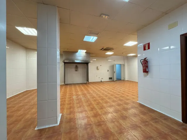¿Buscas un espacio listo para arrancar tu panadería-cafetería a solo unos pasos del Mediterráneo? Este amplio local en pleno centro de Pinedo combina la afluencia turística de la playa con la cli — 15