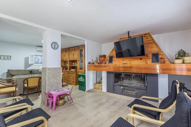 Encantadora Casa de una Planta con Amplio Terreno y Piscina  - foto 3