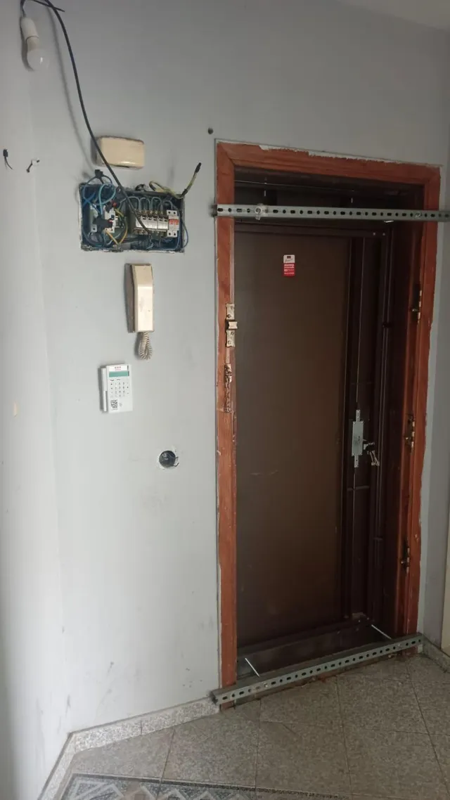 Amplio Piso en Villaverde Alto: Oportunidad Única para Reformar — 9