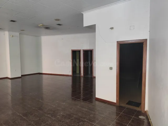 Amplio Bajo Comercial en Venta o Alquiler en Ubicación Estra - foto 5