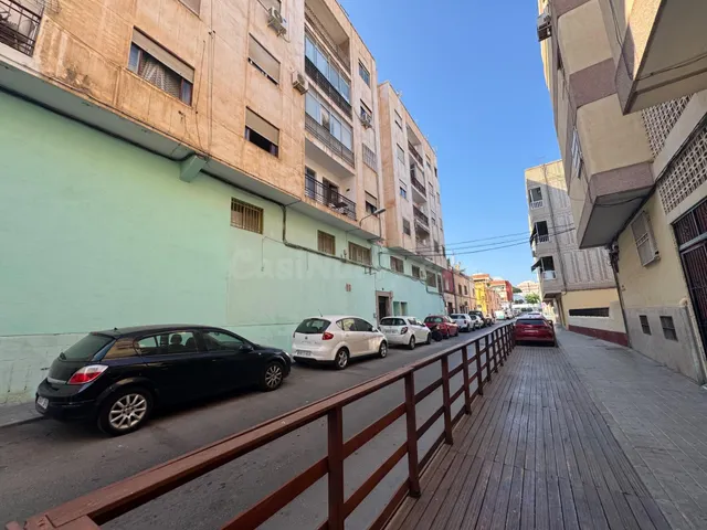 Amplio Piso en Los Ángeles, Almería - ¡Oportunidad de Reform