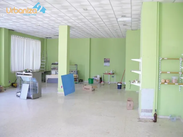 SE VENDE LOCAL DIAFANO DE ESQUINA CON GRANDES CRISTALERAS Y ACONDICIONADO EN  CTRA. OLIVENZA. — 6