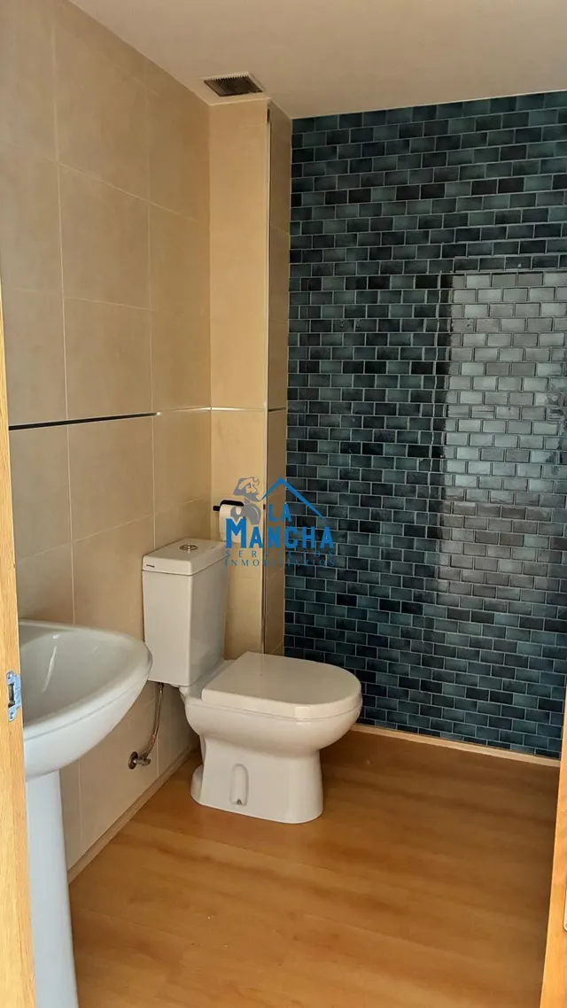 INMOBILIARIA LA MANCHA VENDE ADOSADO EN BARRIO MEDICINA. — 6