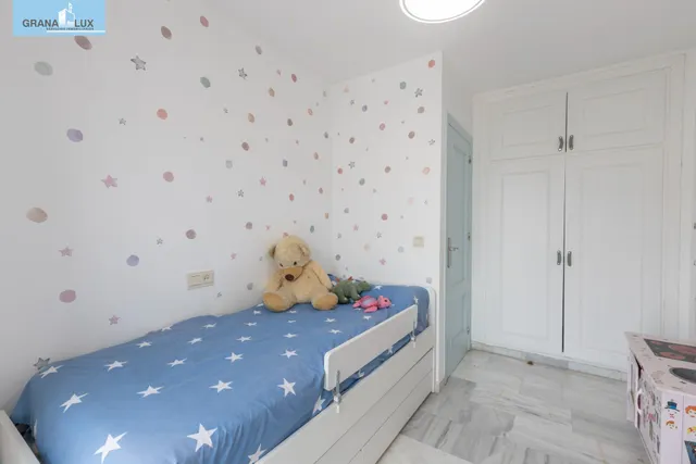 Casa independiente con piscina en La Zubia. — 28