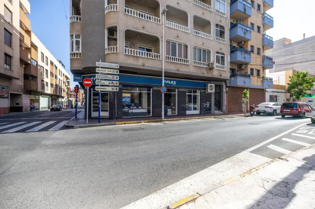 Apartamento de 1 dormitorio con dos terrazas en el centro de Torrevieja — 22