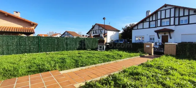 CHALET CON JARDÍN A UN PASO DEL CENTRO DE TORRELAVEGA.- — 2