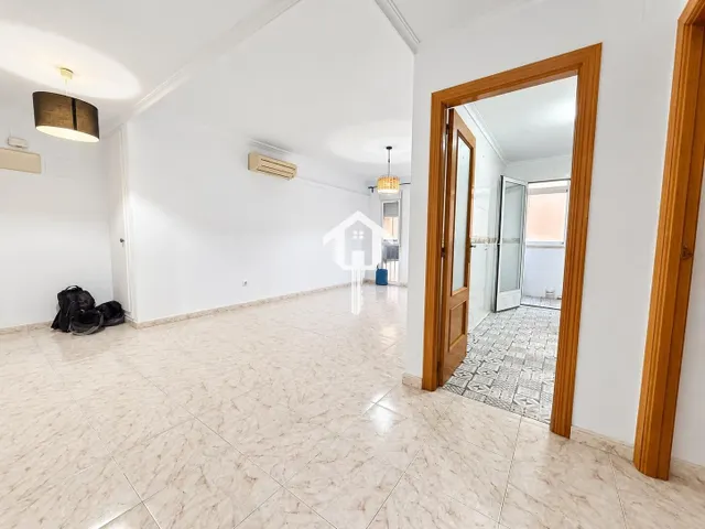 PISO EN VENTA EN ALICANTE. ZONA DE LA FLORIDA. 79m2, 2 habitaciones, 1 BAÑO, AMPLIO PATIO, PRIMERA PLANTA CON ASCENSOR. — 10