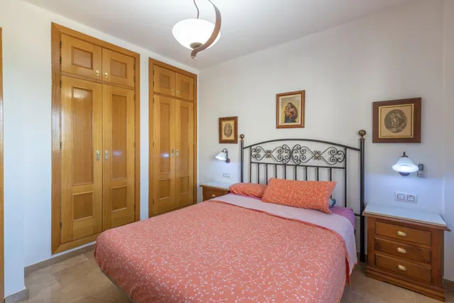 ADOSADA CON 4 DORMITORIOS, AMPLIAS TERRAZAS Y VISTAS A GRANADA Y SIERRA NEVADA — 17