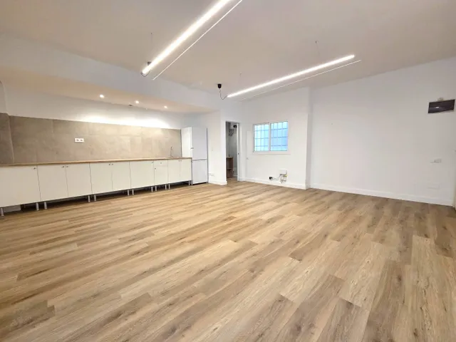 A la venta estupenda oficina reformada en el Paseo de Tomás  - foto 2