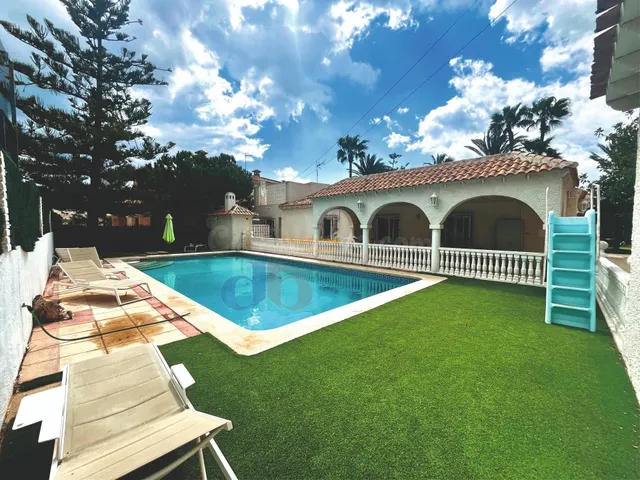 Magnifica villa en primera línea del mar en Orihuela Costa — 2