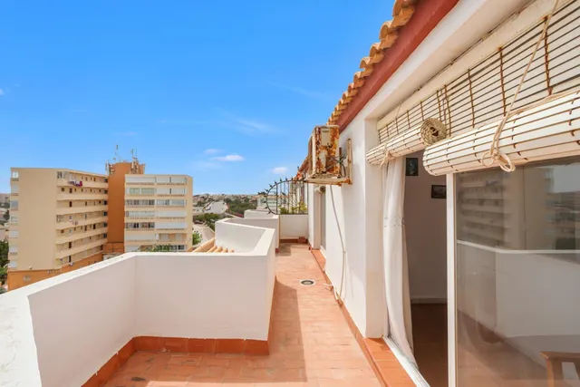¡Vistas al Mar y Comodidad en Torreblanca! Ático Dúplex de 3 - foto 3