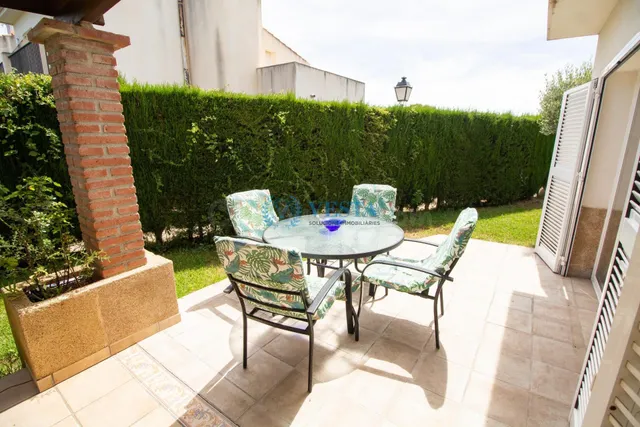CHALET ADOSADO CON LICENCIA TURÍSTICA Y GRAN TERRAZA EN LES  - foto 5