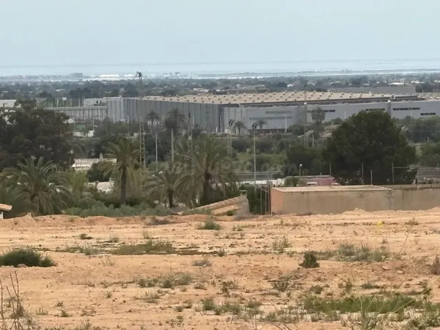 Parcela muy bien situada a la venta - foto 3