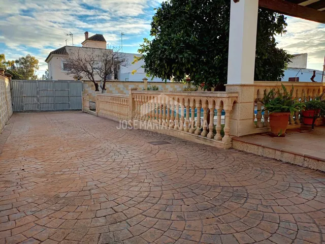 CHALET CON PISCINA EN JUNTA DE LOS RIOS — 42