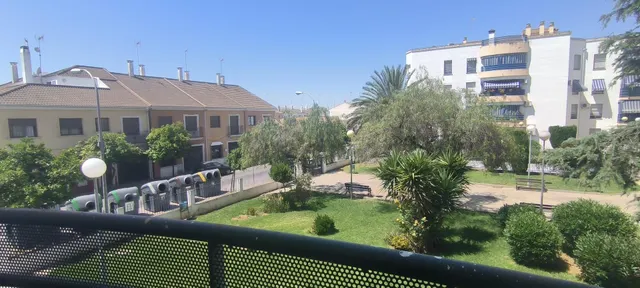Amplio piso con terraza, cochera y trastero en Miralbaida (e - foto 5