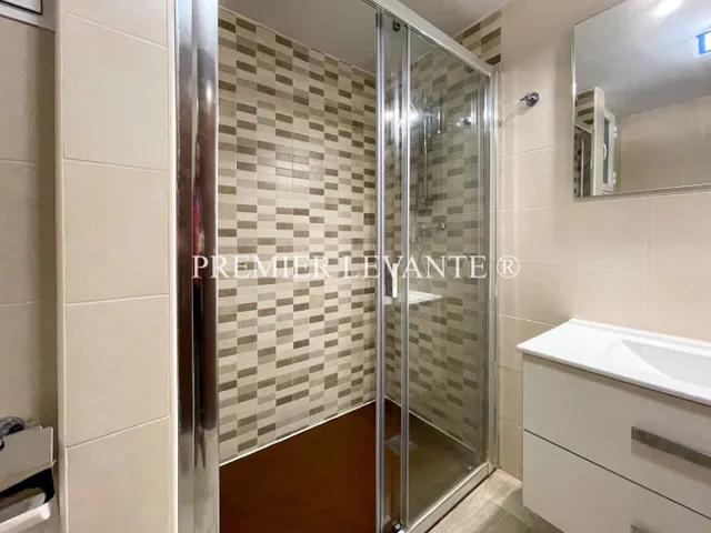 Vivienda en Centro, 4 hab y 2 baños, reformada, con ascensor. — 14