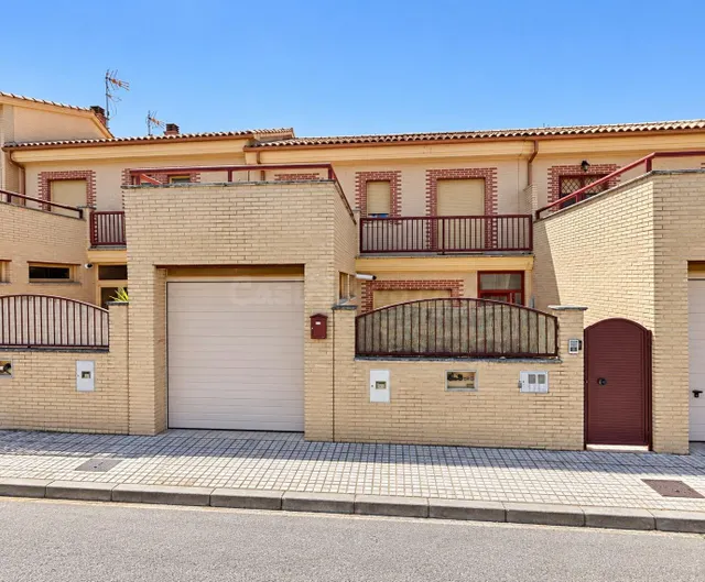 EXCLUSIVA CASA ADOSADA CON ASCENSOR Y PISCINA EN CIUDAD JARD