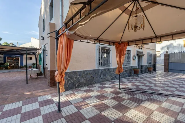 Amplia casa independiente de seis dormitorios a un paso del pantano de los Bermejales — 12