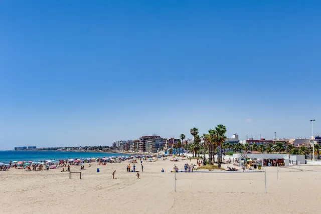 PRECIOSO APARTAMENTO TOTALMENTE REFORMADO CON VISTAS FRONTALES AL MAR — 50
