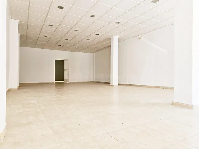 Local comercial en venta en muy buena zona - foto 3