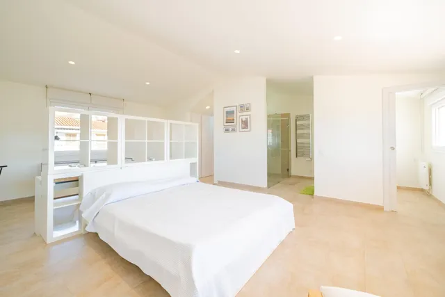 Villa independiente con piscina y 893 m2 de parcela en Benicàssim: espacio, diseño y privacidad — 44