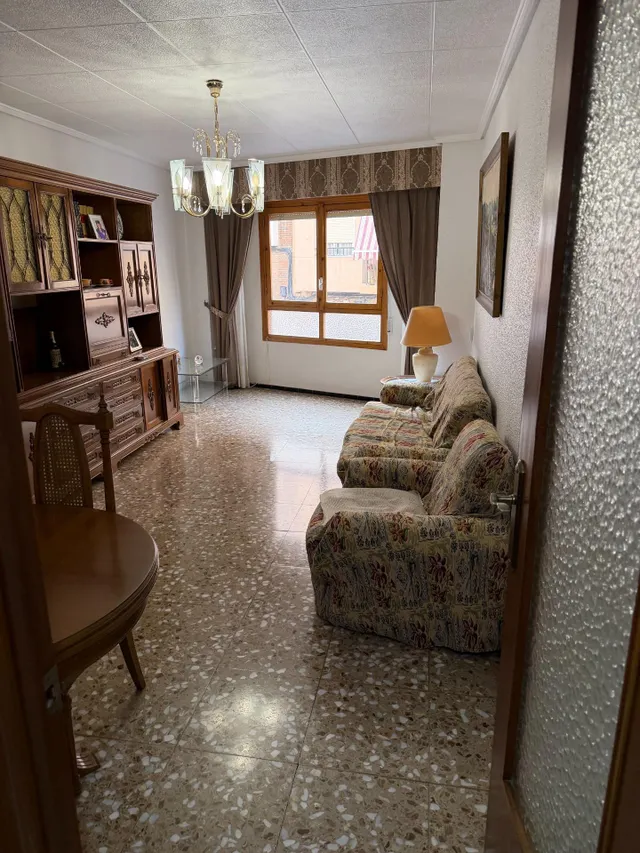 Piso con ascensor, 4 dormitorios, 2 baños, cocina 19 m2 con patio pisable, salon comedor, tres piezas a la calle. — 37