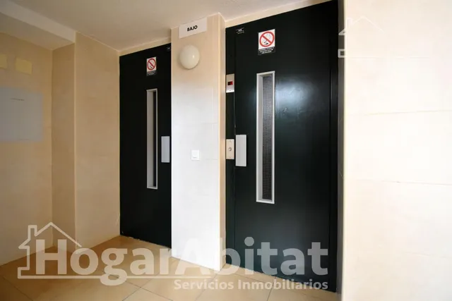 ¡SEGUNDA LÍNEA DE PLAYA! EXTERIOR REFORMADO CON GARAJE, PISCINA Y TERRAZA — 50
