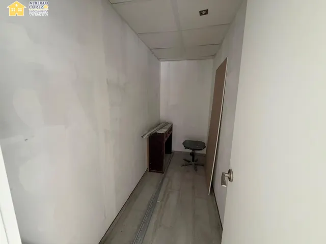 Se alquila local esquina en Av Reina Victoria Elche esquina Alférez Cosido — 11