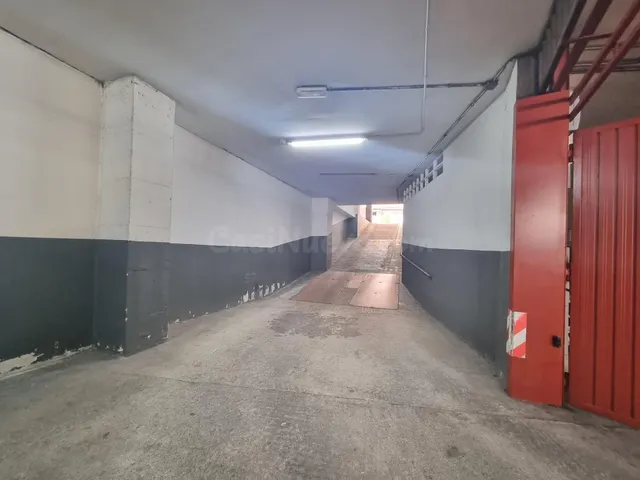 GARAJE DE 680M2 23 PLAZAS COCHE Y 5 MOTOS POSIBILIDAD DE MÁS