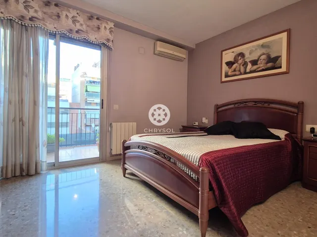 Dúplex con encanto de casa independiente, 4 dormitorios y terraza de 20 m2. — 13
