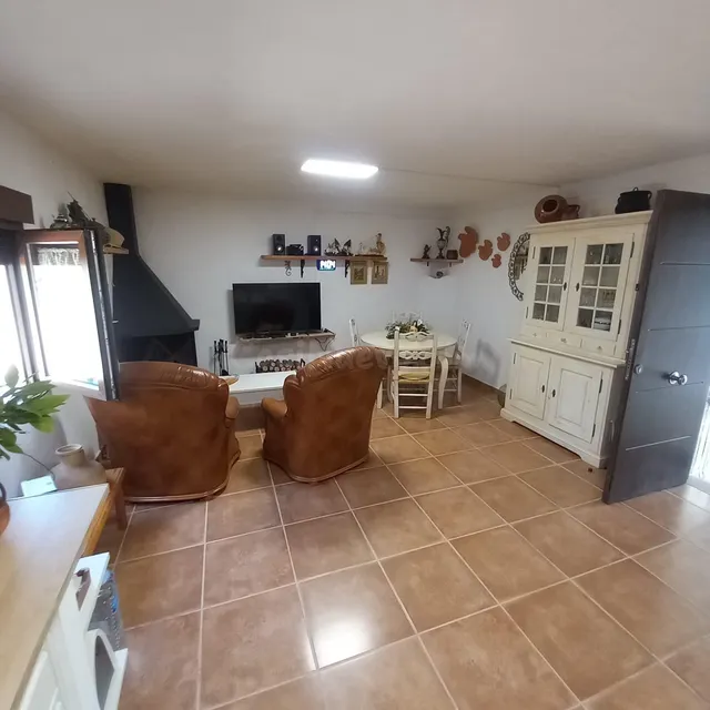 Finca rústica con casa de campo reformada, olivos, algarrobos y caravana, cerca de Tortosa — 16